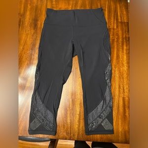 Lululemon Black Mesh Inset Snakeskin Print
Capri Leggings
Size 10